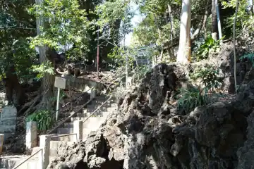熊野神社の石段にゴツゴツとした岩