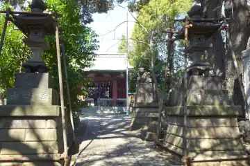 熊野神社の石灯籠の先に拝殿