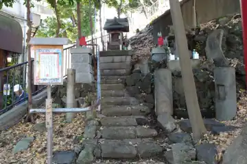 八景天祖神社の急な石段に稲荷社