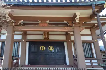 西光寺のコンクリート造りの本堂