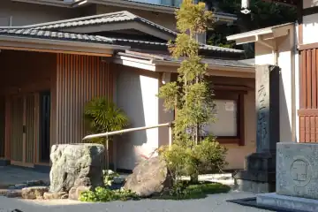 寳塔寺の本堂わきに元三大師石柱