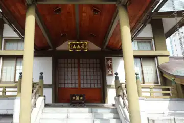 覚林寺のコンクリート造り本堂
