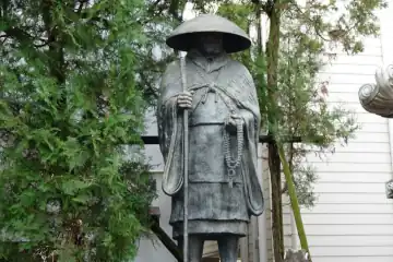 荘厳寺の石像は親鸞聖人