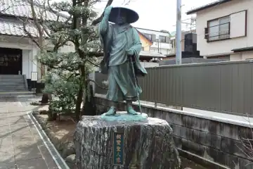 明福寺の親鸞聖人像