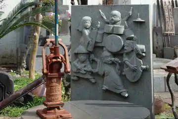 慈眼寺の井戸脇に音楽を奏でるお坊さん
