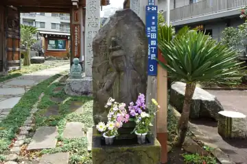 慈眼寺の山門わきに観音像