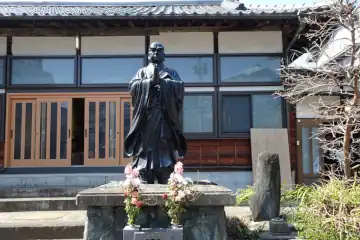 日宗寺の日蓮上人の像