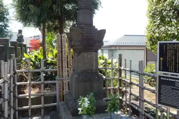西念寺の服部半蔵宝篋印塔