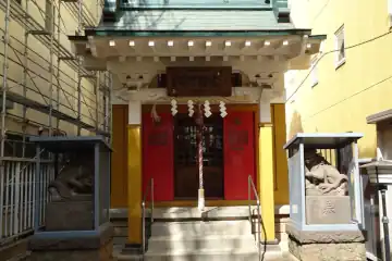 秋葉神社の拝殿と狛犬