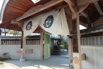 栖岸院の山門