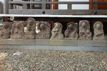 長泉寺の十六羅漢像