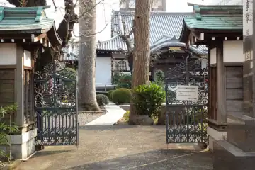 蓮慶寺の山門脇から境内に