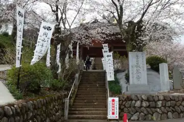 飯山観音の石段を登ると仁王門