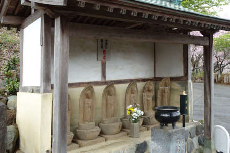 厚木市・飯山観音の参道に六地蔵