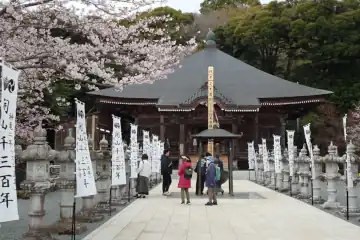 飯山観音の石灯籠と本堂
