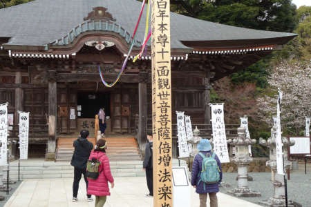 厚木市・飯山観音の五色の糸が張られた回向柱