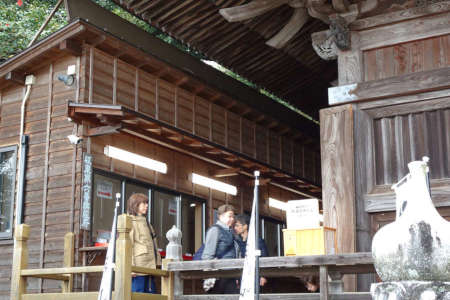 厚木市・飯山観音の本堂わきに納経所