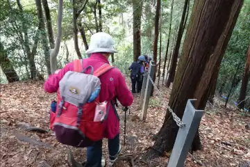 飯山観音の急な階段の下り
