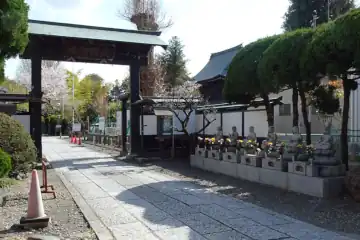弘安寺の総門に六地蔵