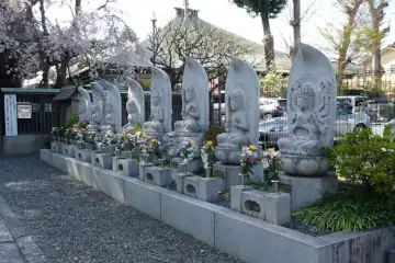 弘安寺の参道に干支本尊