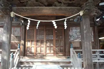 熊野神社の拝殿に彫刻
