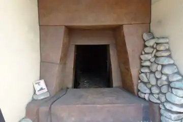 熊野神社の古墳レプリカ