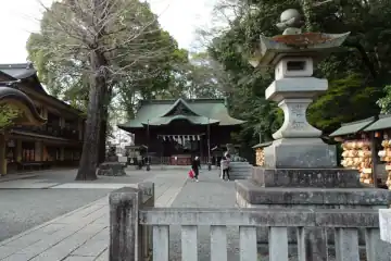 谷保天満宮の石灯篭と拝殿