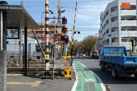 国立市・矢川駅の駅前