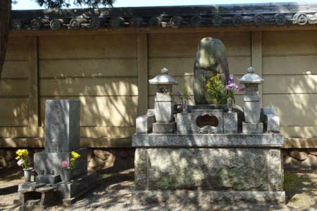 国立市・南養寺の石仏