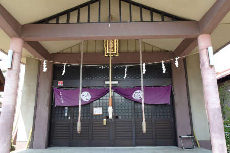 日野市・八坂神社のコンクリート造り拝殿