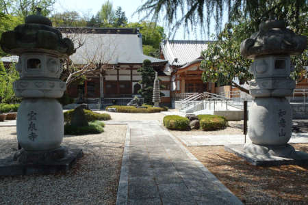 日野市寳泉寺・寳泉寺の境内