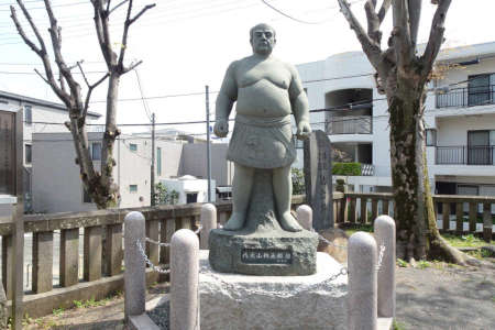 八王子市・永福稲荷神社の境内に力士八光山権五郎の石像