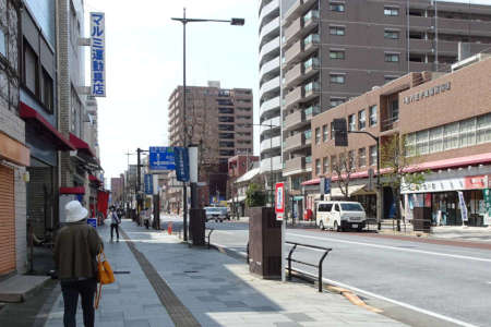 八王子市・ビルの中に商店が店を出し