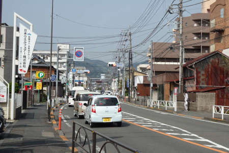 八王子市・高尾駅駅前に国道20号線