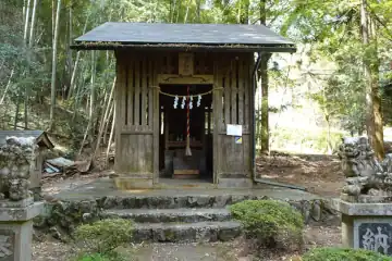浅川神社の覆い社