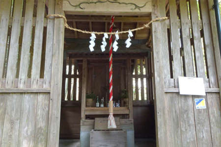 八王子市浅川神社・覆い社の中に社