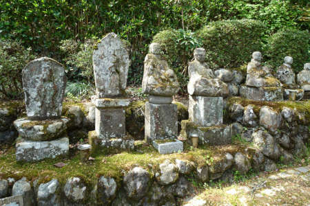 八王子市寶珠寺・参道に石仏