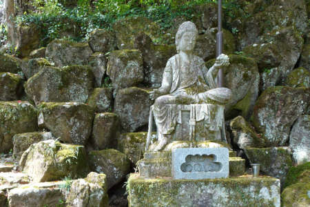 八王子市寶珠寺・参道にお釈迦様