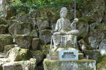 寶珠寺の参道にお釈迦様