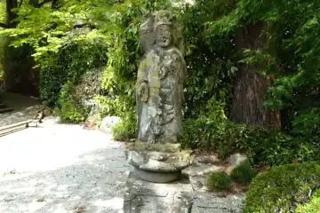 寶珠寺の本堂前に石仏