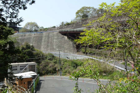 相模原市緑区・高速道路拡張の工事現場