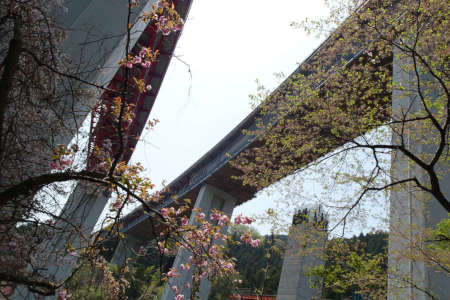 相模原市緑区・高速道路の高架橋