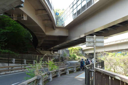 西山峠から草戸山・高尾山インターの高架橋