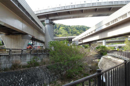 西山峠から草戸山・高尾山インターの高架橋