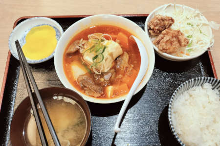 東京都港区・牛すじ煮込み定食
