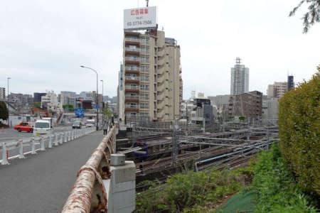 東京都品川区・東海道線の上を渡る新八ツ山橋