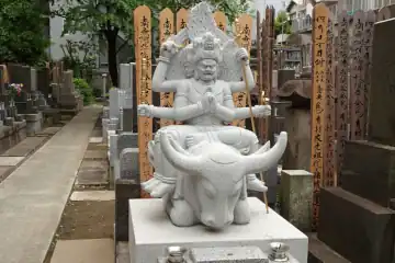 願生寺の墓地に牛頭天王