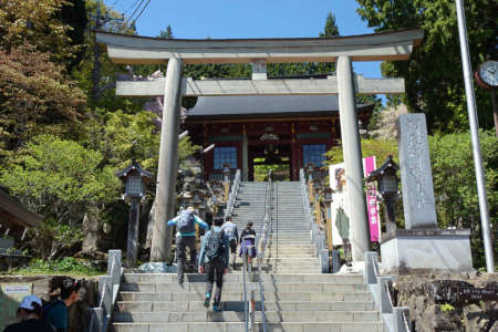 奥ノ院峰、鍋割山、上高岩山・鳥居の先に御嶽神社の随身門