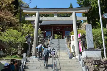 御嶽神社の随身門