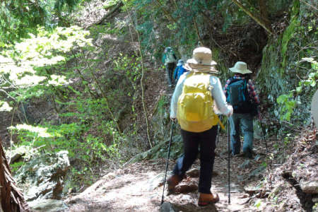 奥ノ院峰、鍋割山、上高岩山・左手が切れ落ちる岩場